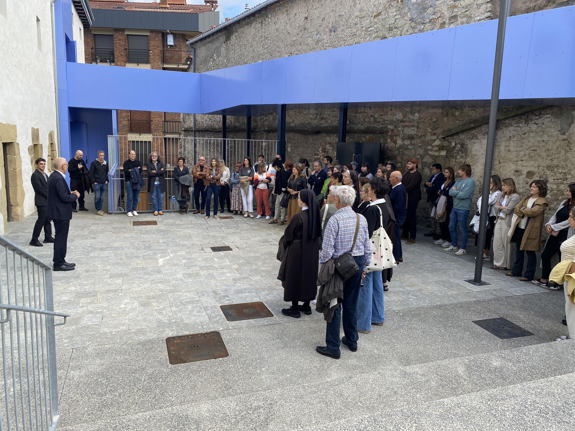 Imágenes de la inauguración de la nueva Casa de Cultura de Zumaia, con detalles del patrimonio conservado y la participación de la gente que acudió a la inauguración.