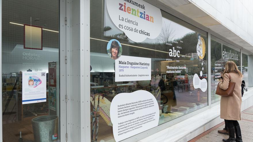 Bilbao viste sus escaparates para homenajear a doce científicas