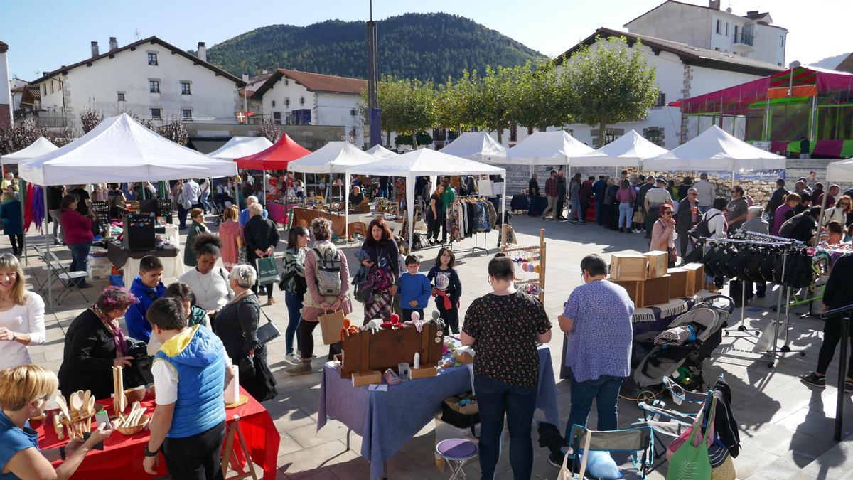 La plaza de Irurtzun volverá a llenarse de artesanía el domingo si la meteorología acompaña.
