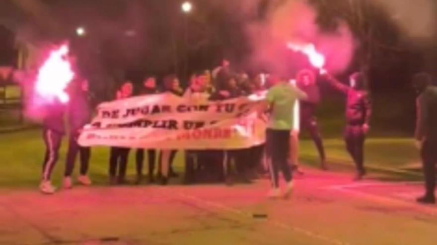 El emocionante recibimiento de sus amigos a Iker Monreal tras su debut en el Athletic