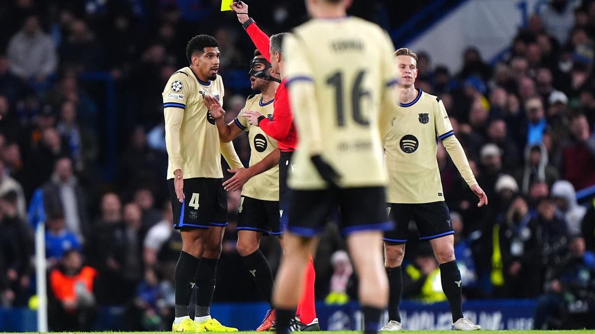 Momento en que Ronald Arauja reciba una amarilla en Stamford Bridge