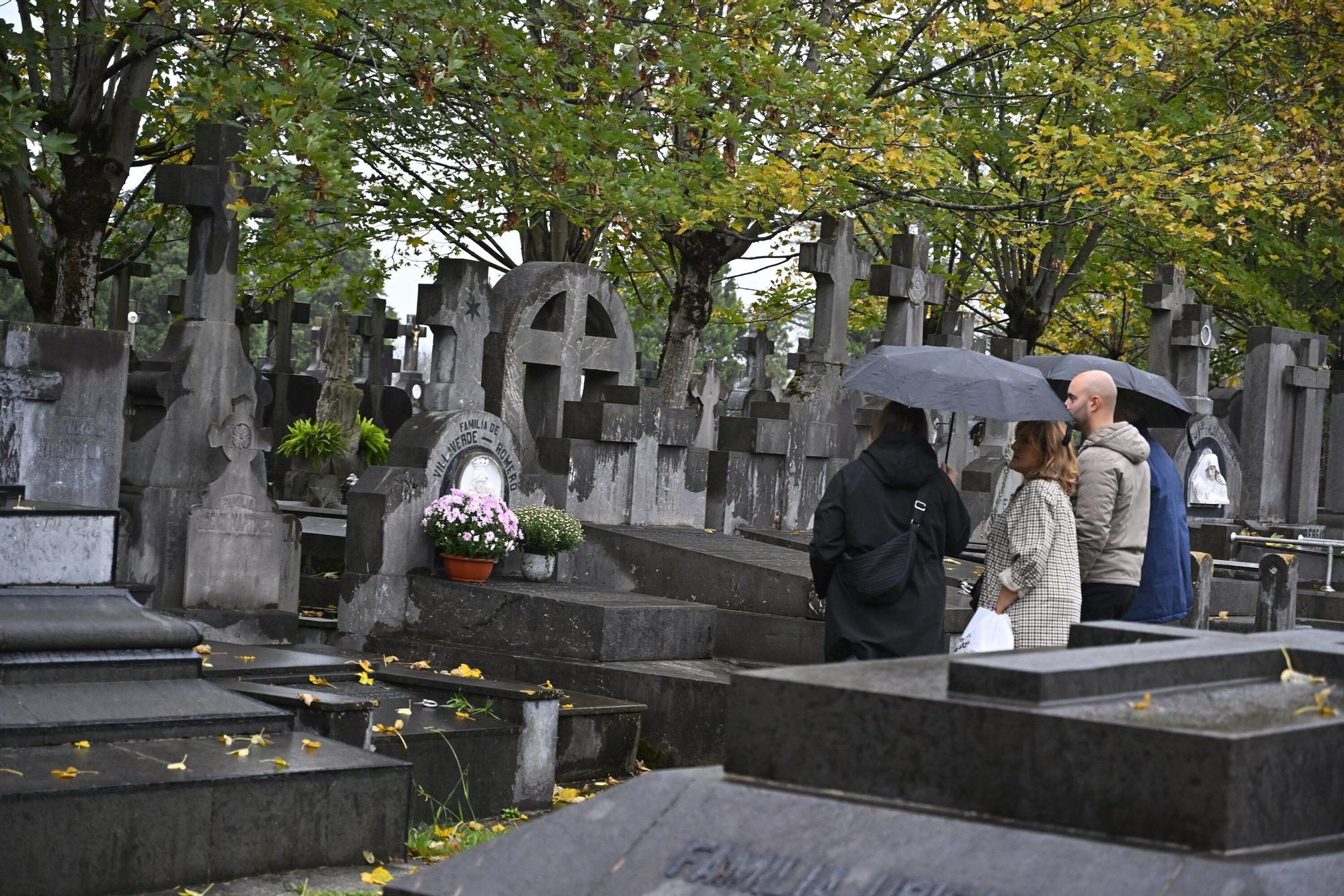En imágenes: así se vive el día de Todos los Santos en el cementerio de Bilbao
