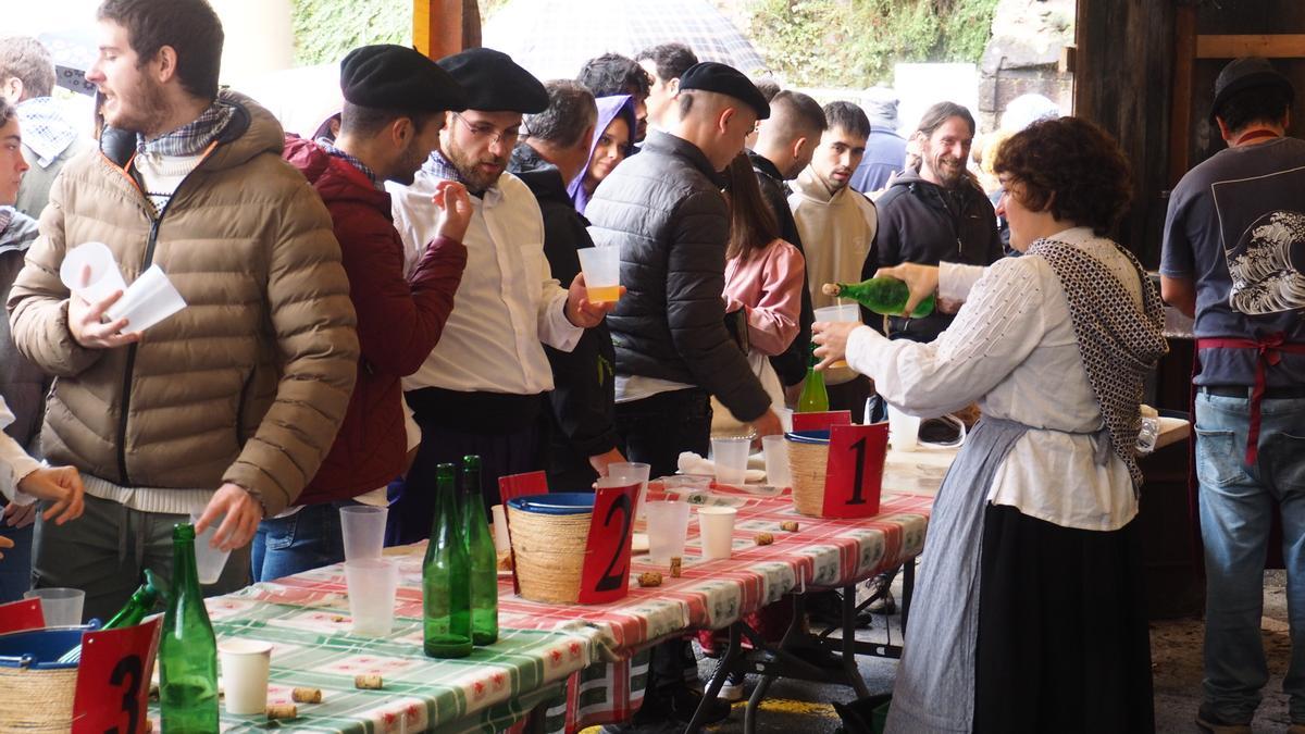 El concurso de sidra elaborada en los caseríos de la localidad será una de las atracciones de la feria.