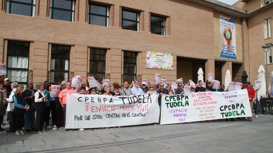 Alumnos del Centro de Educación para Adultos de Tudela piden un centro propio y un &quot;trato digno&quot;