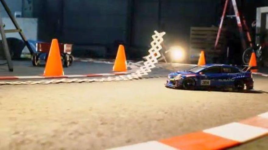 ¿Quién gana la carrera? ¿El coche o la bomba de palitos?