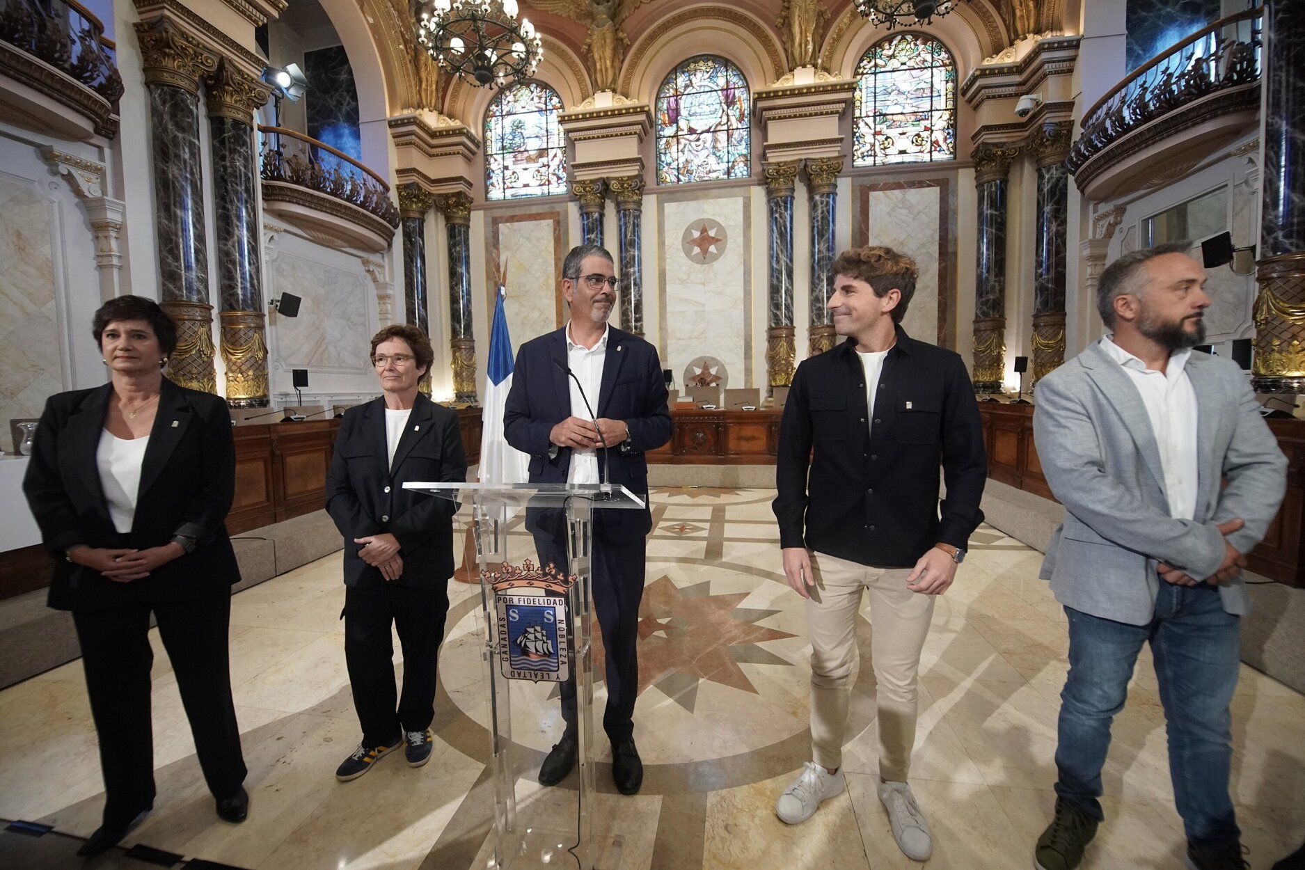 El alcalde de Donostia, Eneko Goia, acompañado de los ediles del PNV, en la comparecencia en la que ha anunciado su adiós