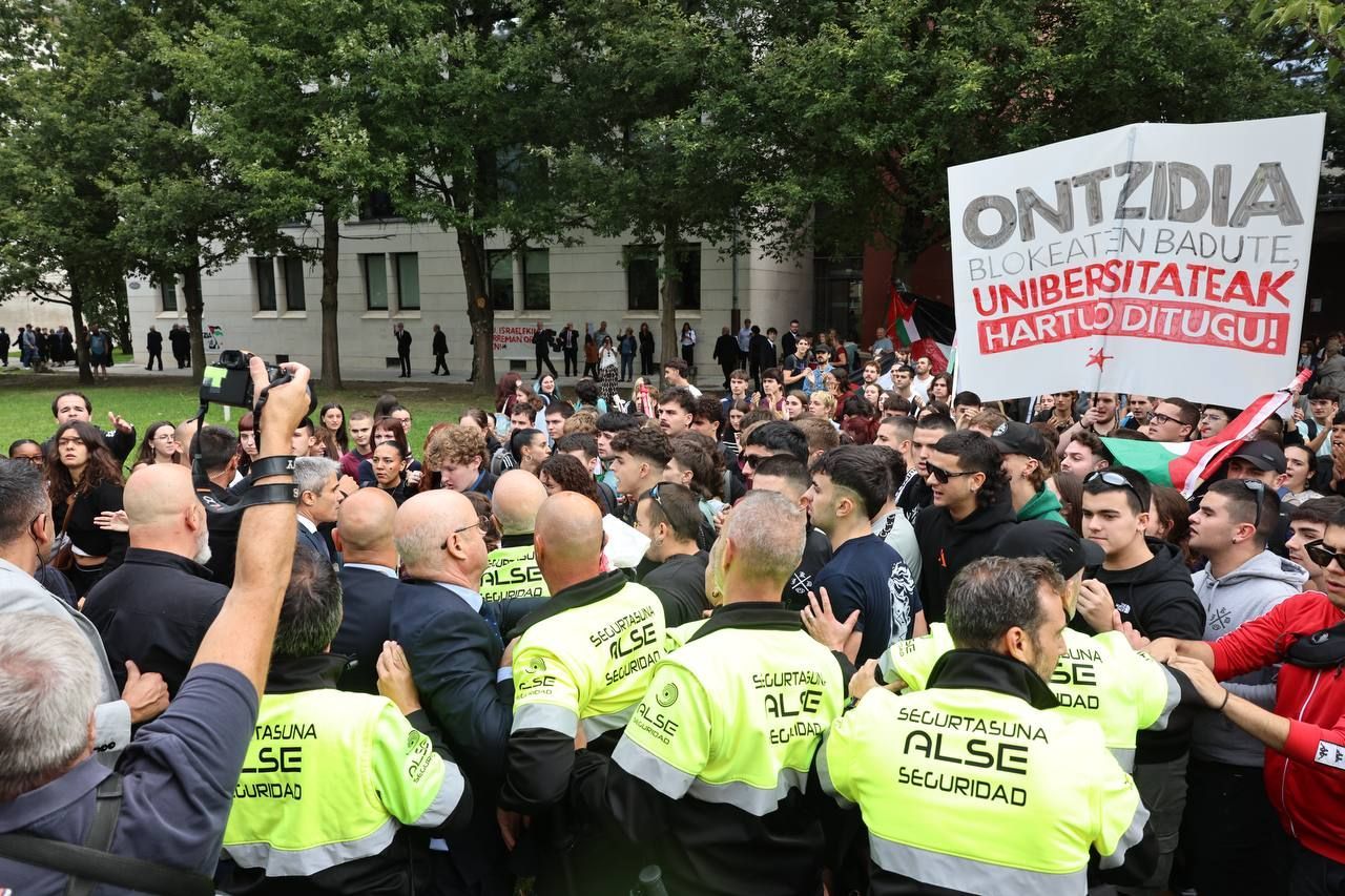 Momentos de tensión en la EHU por una protesta de jóvenes en favor de Palestina