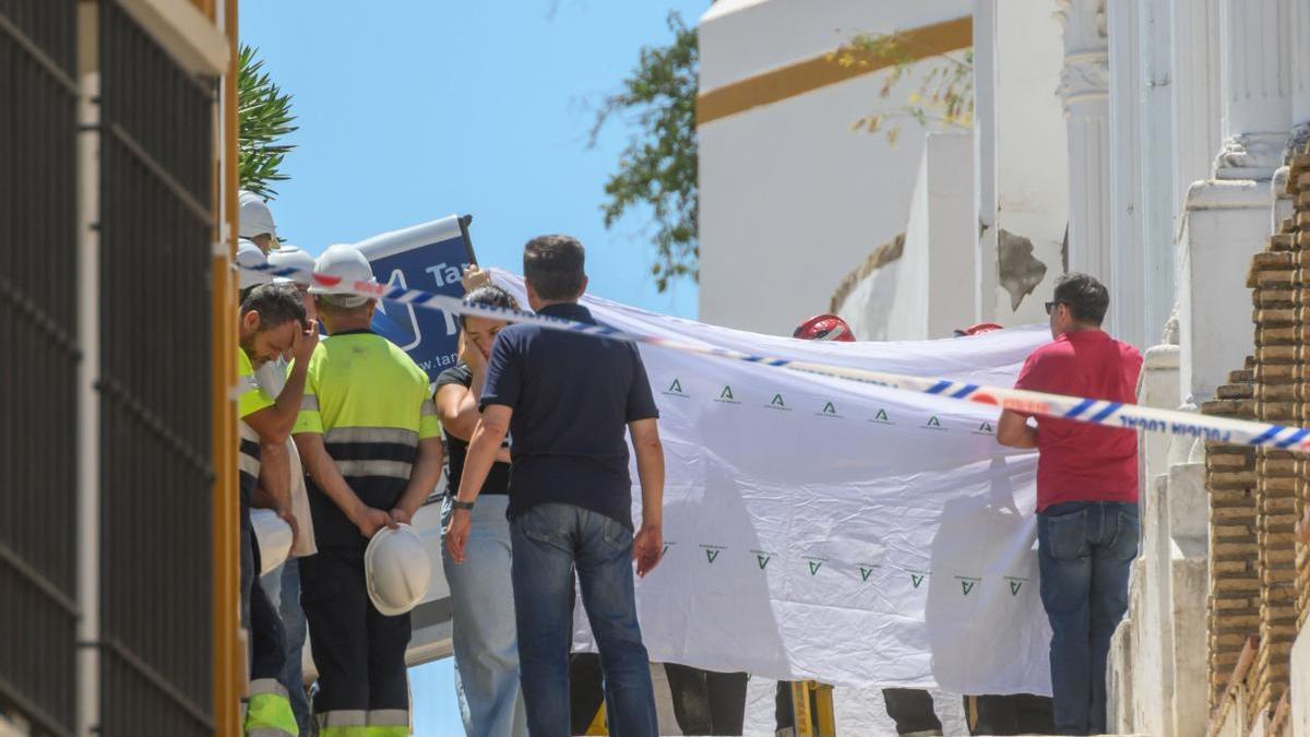 Personal de emergencias y compañeros de los trabajadores fallecidos en Alcalá de Guadaíra, Sevilla.