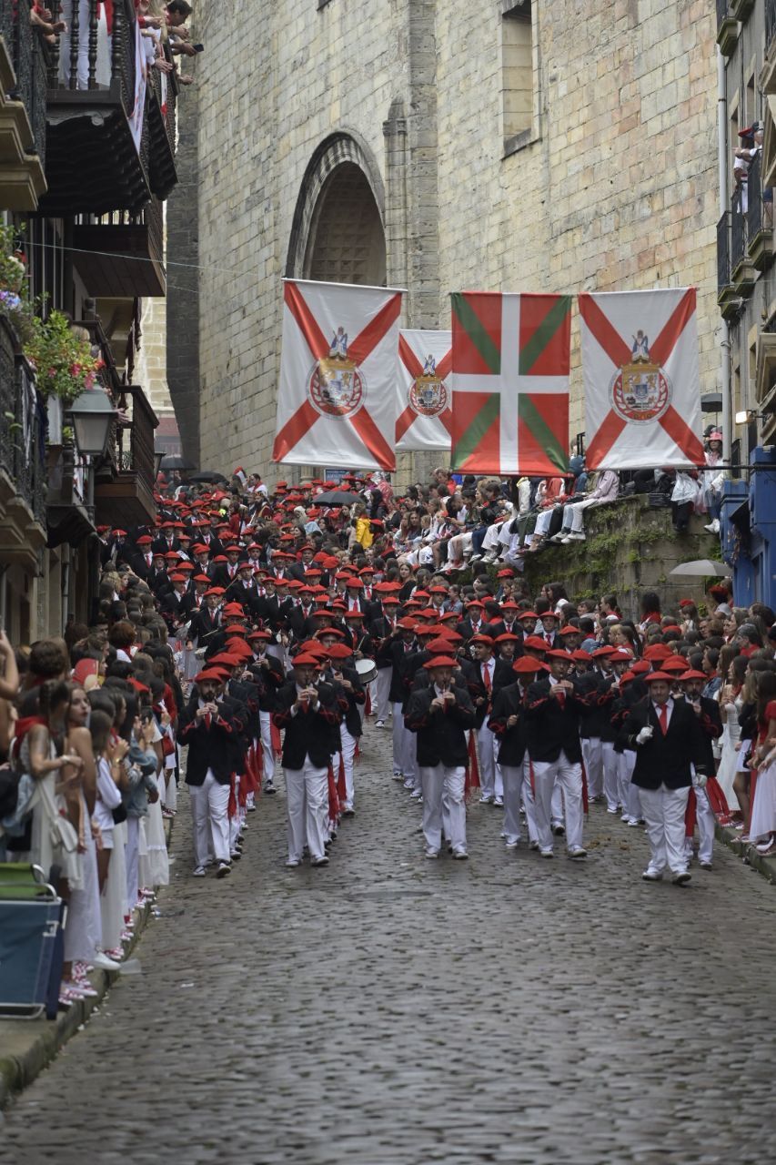 El Alarde desfila por las calles de Hondarribia