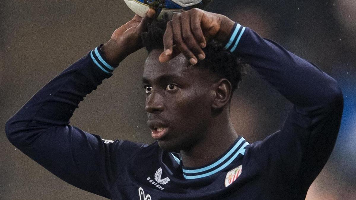 Adama Boiro se dispone a ejecutar un saque de banda.