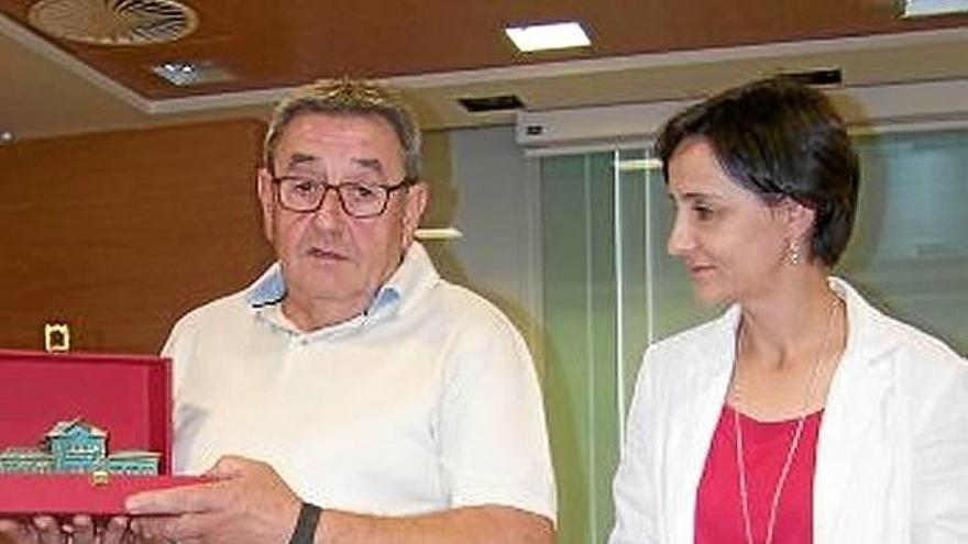 Artesano y alcaldesa. Foto: S. M.