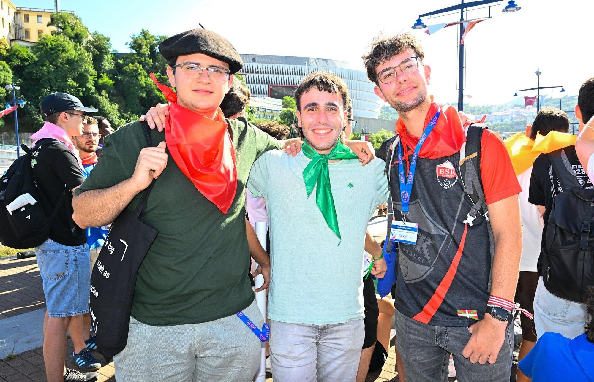 Julen Arriaga, Ibon Rodríguez y Lander López, estudiantes de ciencias Físicas de la EHU.