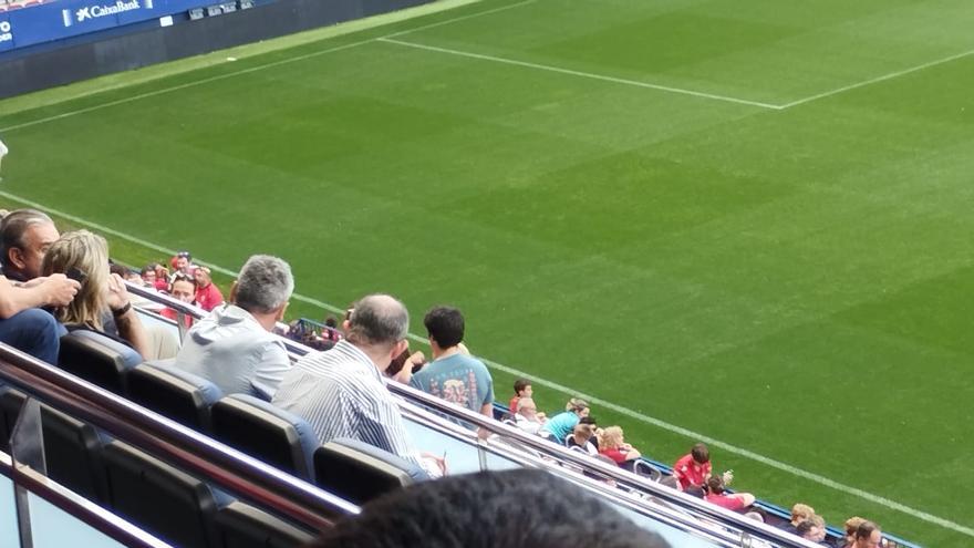 Sabalza, Fran Canal y directivos, en el palco de El Sadar