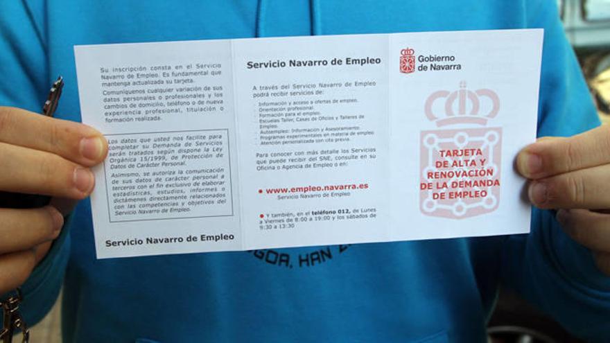 Un desempleado / parado muestra su tarjeta de alta y renovación de la demanda de empleo, en una oficina del Servicio Navarro de Empleo (SNE). paro - desempleo - oficina de empleo