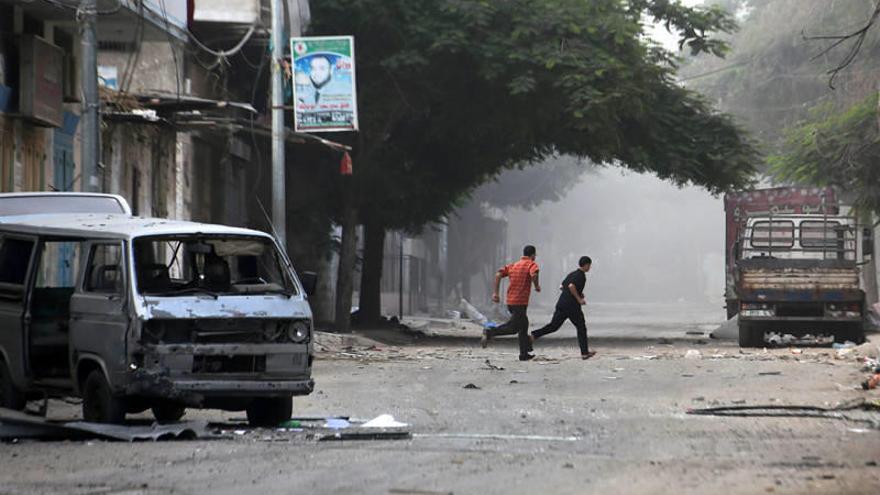 Miles de personas tratan de huir del este de Gaza entre intensos bombardeos