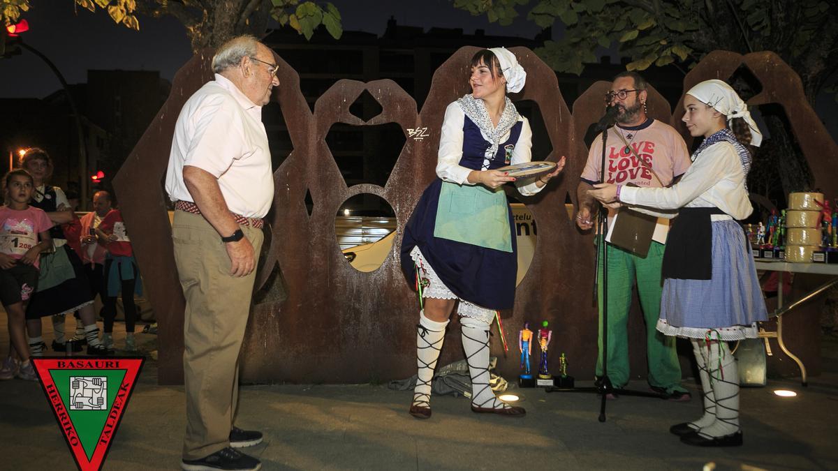 Juanjo Jurio, alma mater de la Milla San Fausto de Basauri, en el homenaje recibido en reconocimiento a su labor