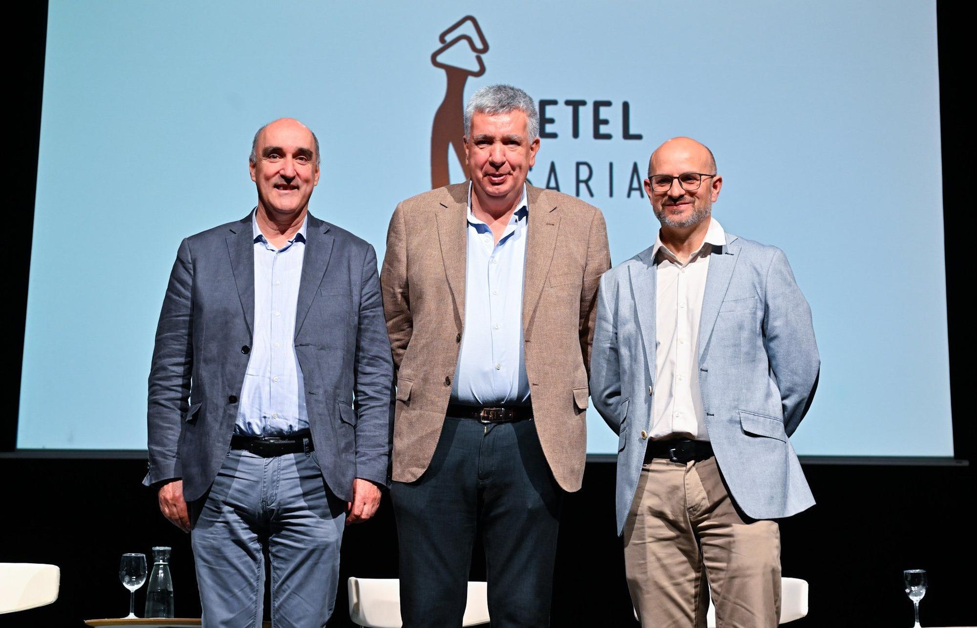 Gorka Aretxaga, Javier Laiseka y Xabier López, entregadores integrantes de Hetel.
