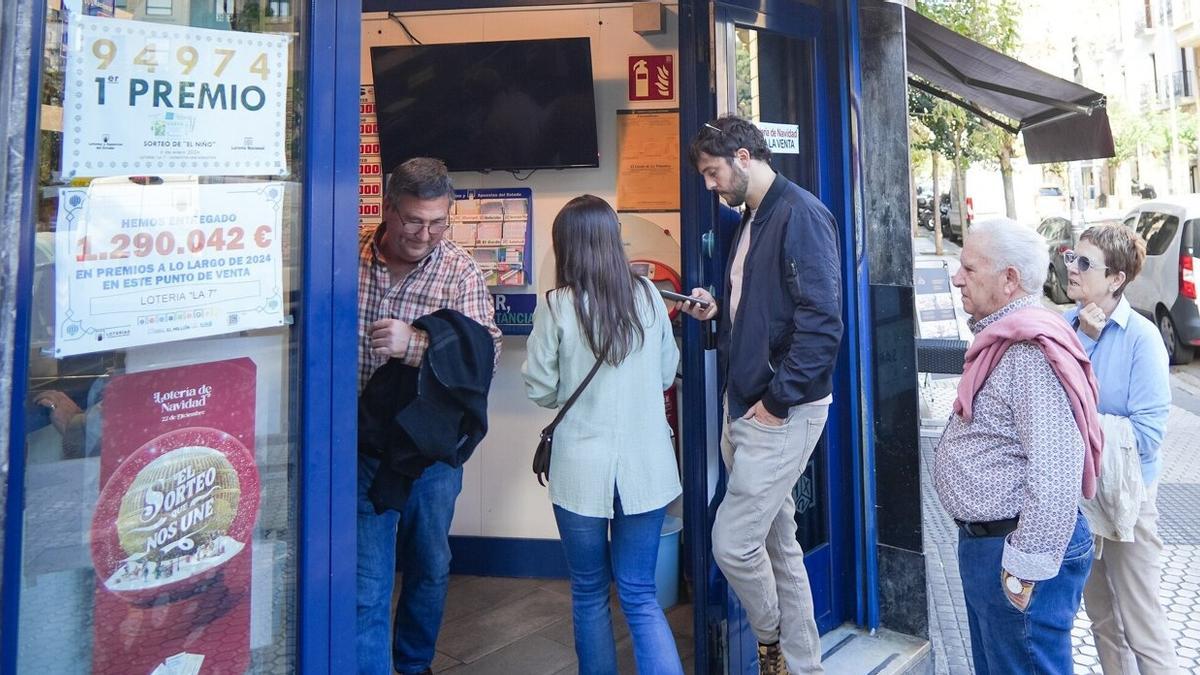 Imagen de archivo de varias personas haciendo cola en una administración de lotería