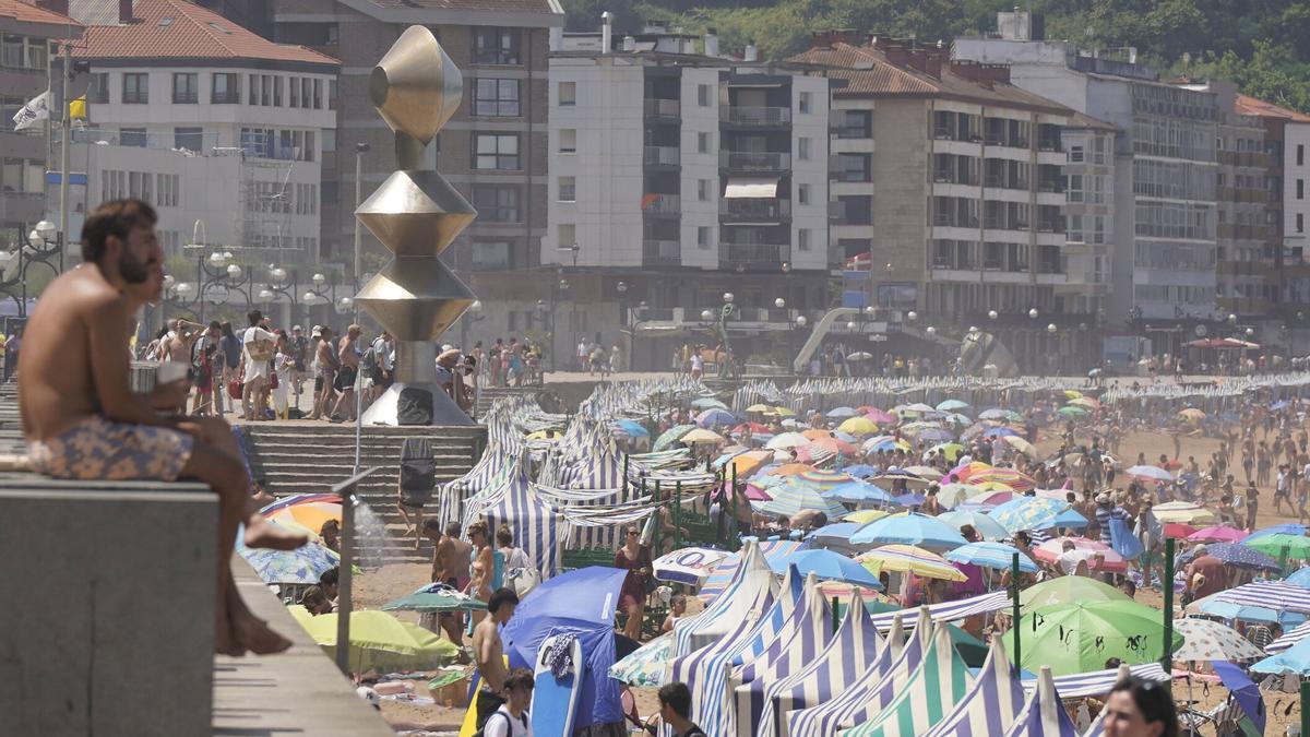Playa y Malecón de Zarautz repleta de gente durante el verano. Playa y Malecón de Zarautz repleta de gente durante el verano.