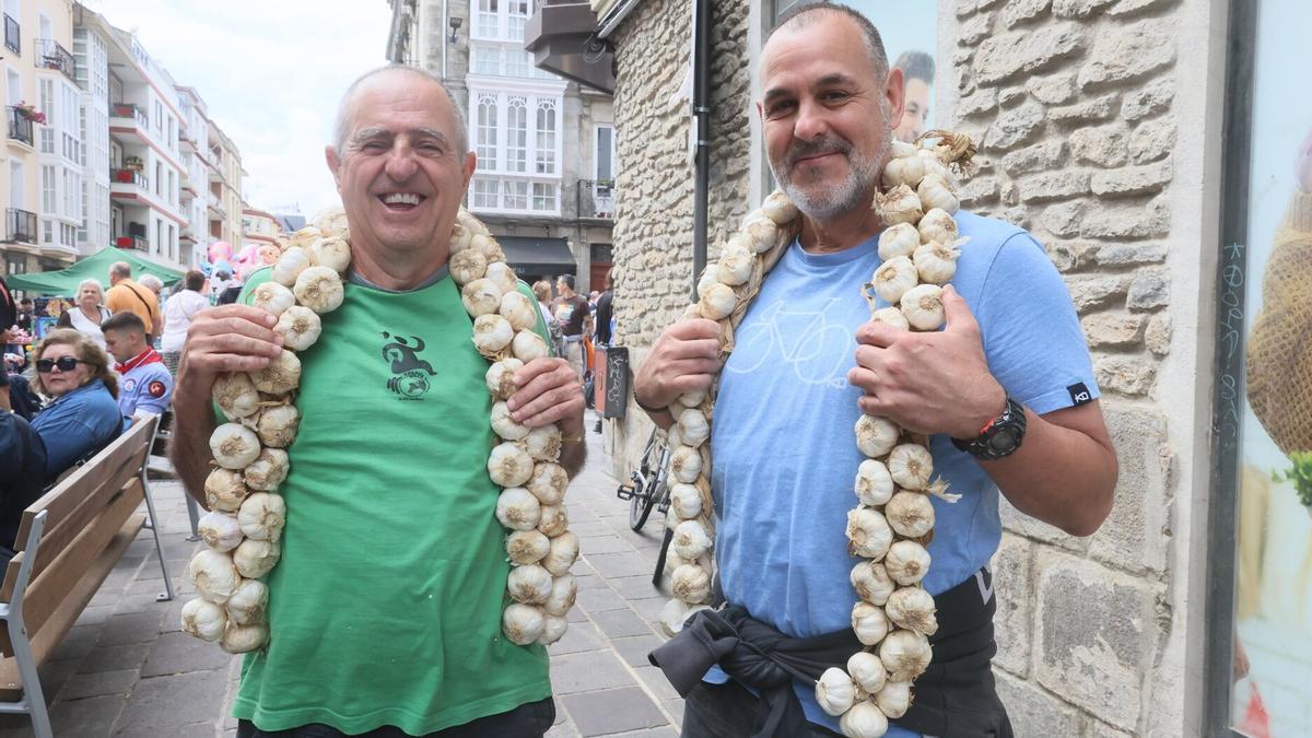Con las ristras de ajos al cuello.