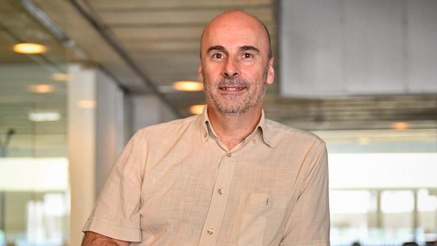 Fernando Zubillaga junto a la sede del Clúster vasco de Movilidad y Logística.