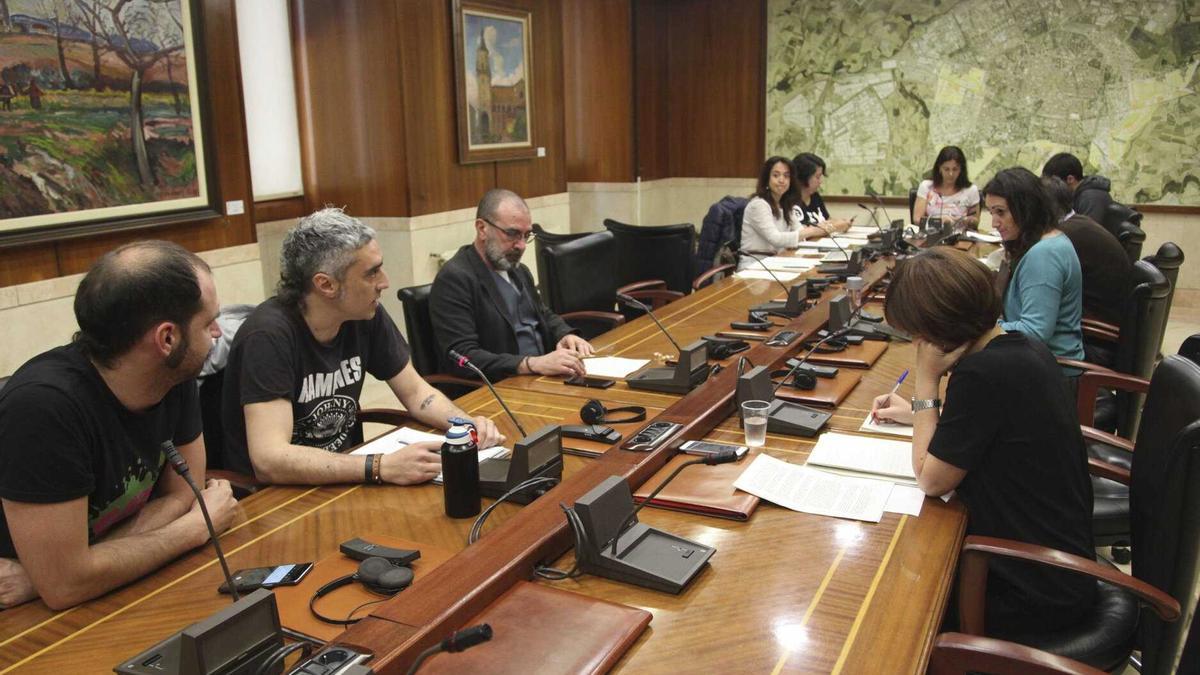 Representantes de Orbain compareciendo ante la Comisión de Cultura del Ayuntamiento de Vitoria
