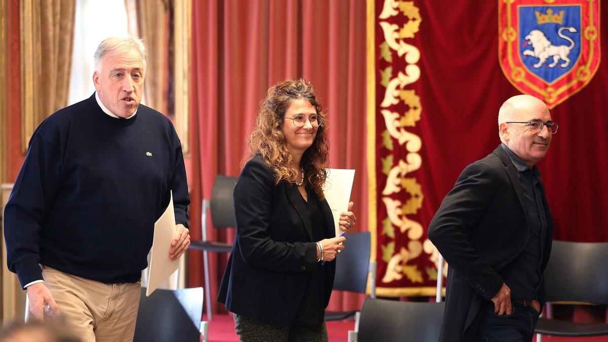 El alcalde Asiron, junto a Garbiñe Bueno y Joxe Abaurrea, en la rueda de prensa de este lunes.