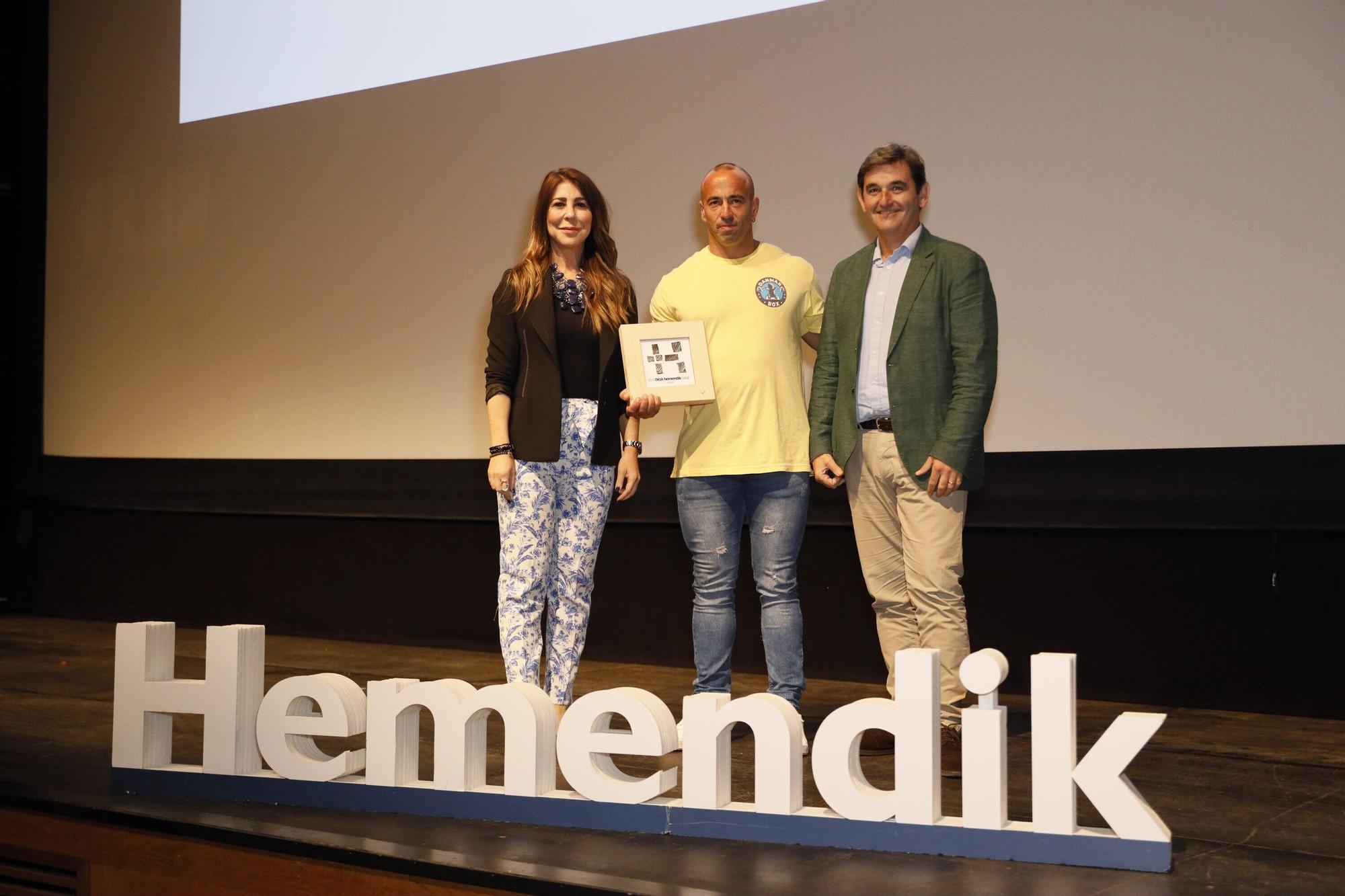 El diputado foral de Administraciones Públicas, Ager Izagirre y Janire Bijueska del Consorcio de Aguas dieron el premio a Aingeru Setién.