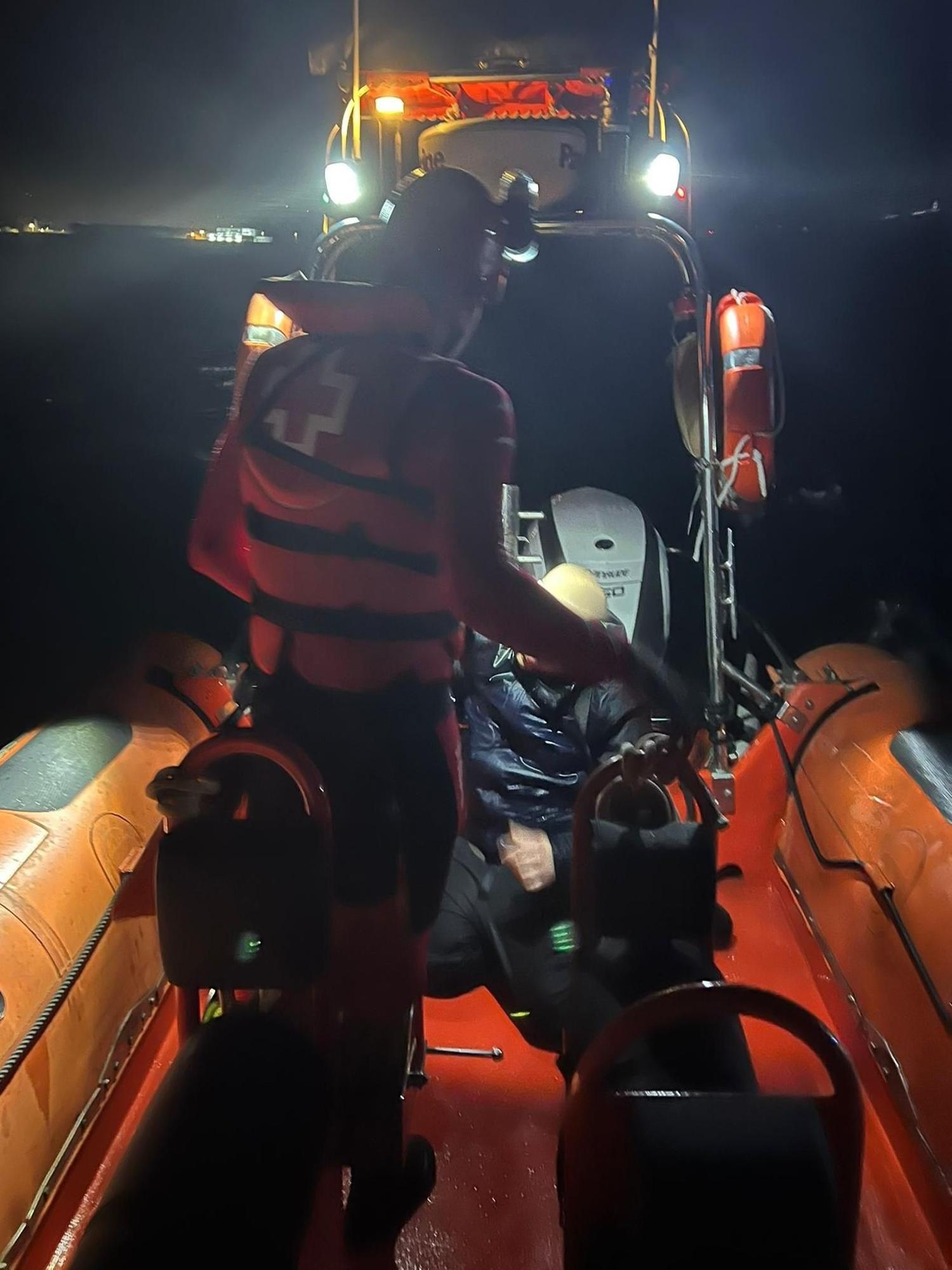 Javier es atendido en la zodiac de Cruz Roja tras el rescate.