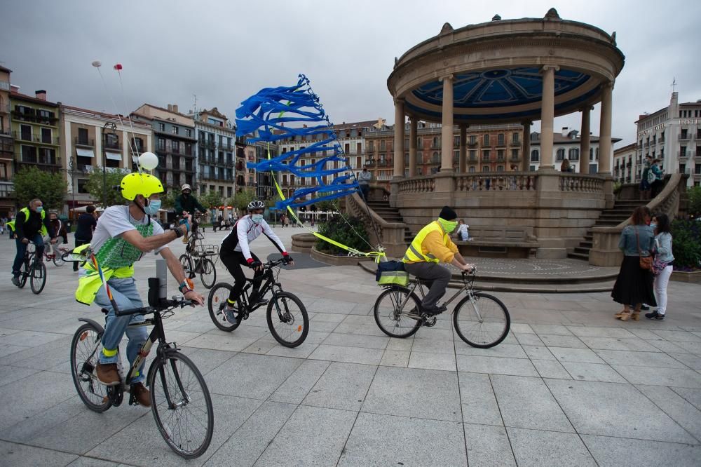 Gente reunida antes de iniciar la marcha denominada "Masa crítica", un movimiento global que, una vez al mes, reivindica de forma festiva el espacio de la bicicleta en las ciudades.