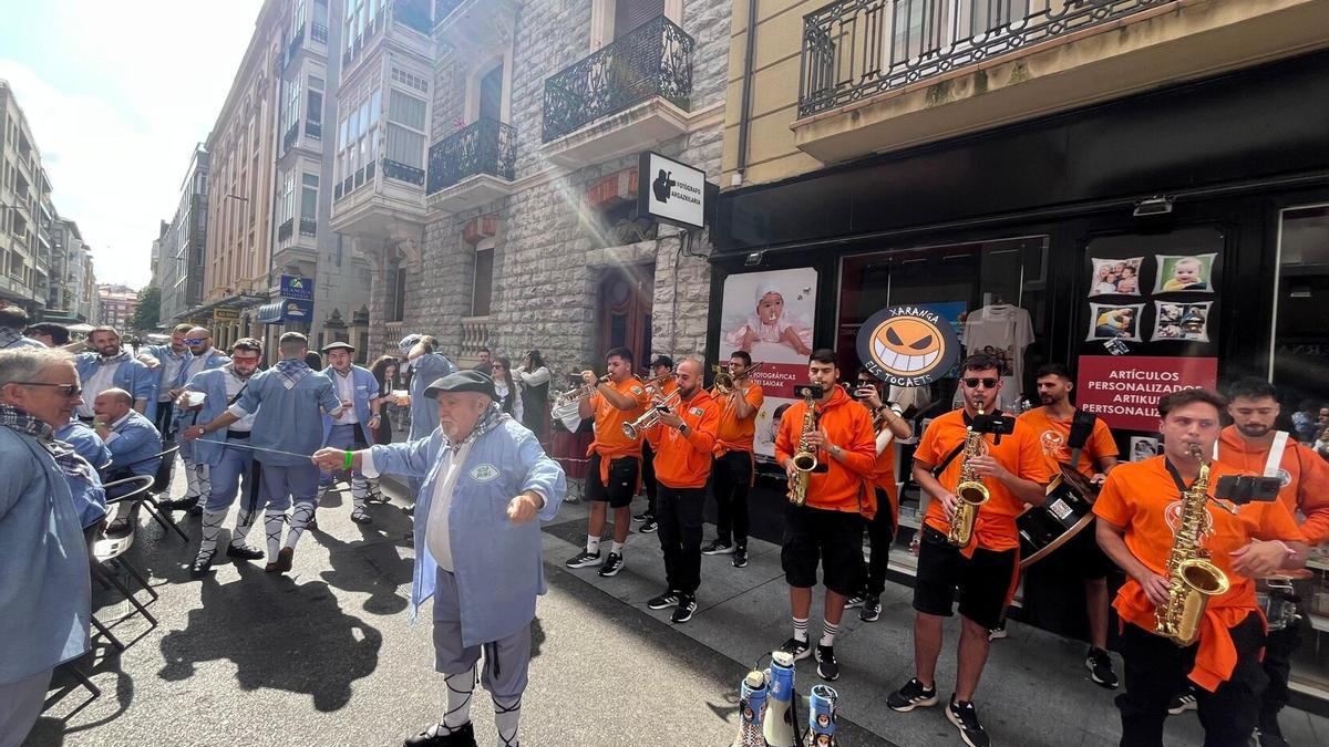 La txaranga valenciana Els Tocaets ambienta el Casco Viejo.