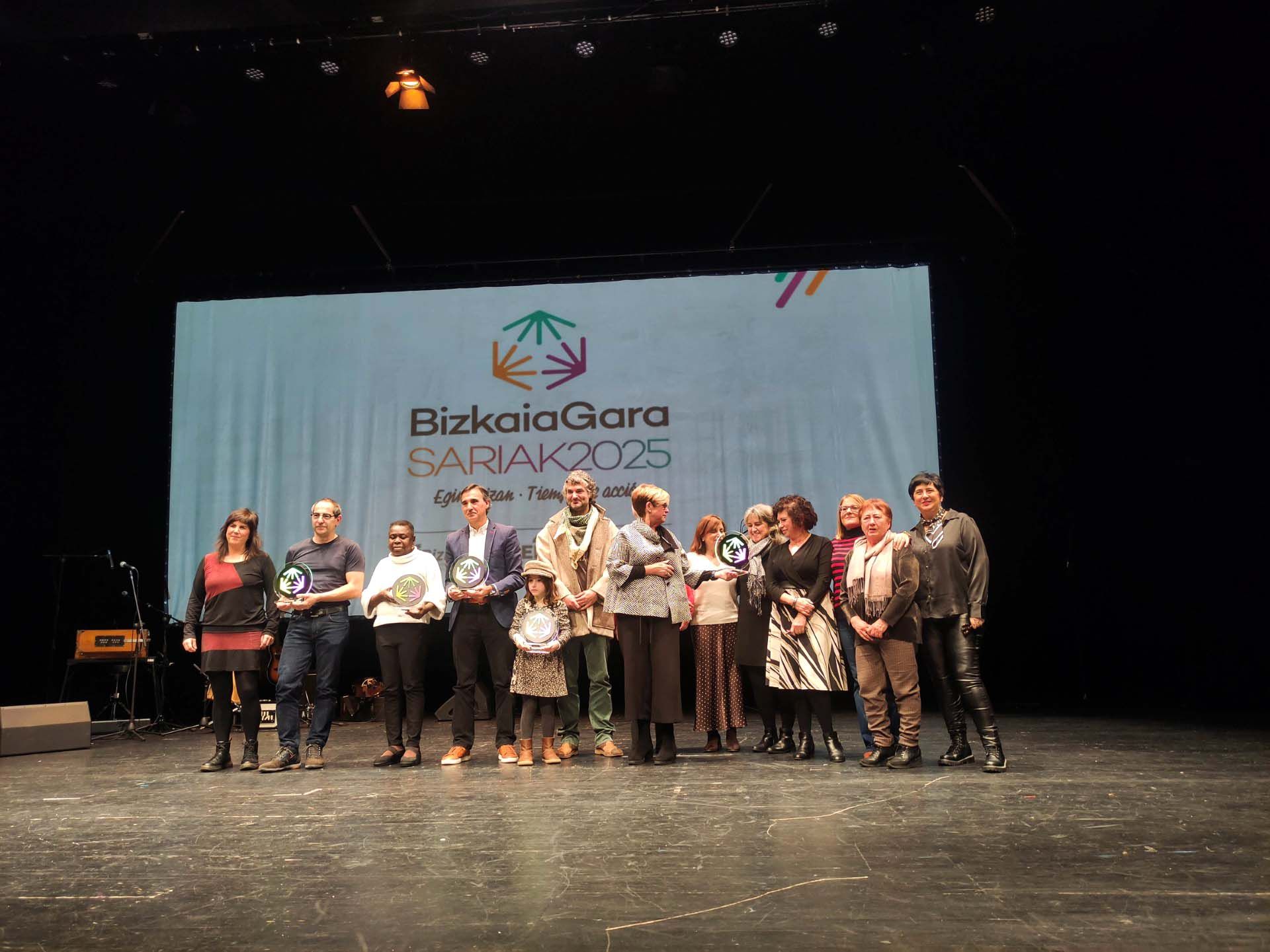 Foto de familia de las personas galardonadas en la gala celebrada en el Zalla Zine Antzokia