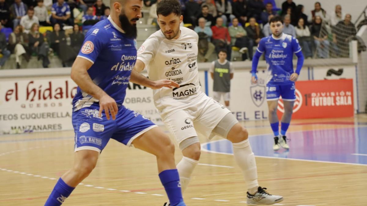 Juan Emilio (Manzanares) y Juan Pablo Cuello (Xota) en una jugada del partido.