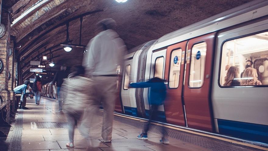 Más de mil páginas fraudulentas en Facebook suplantan servicios de transporte público en 60 países
