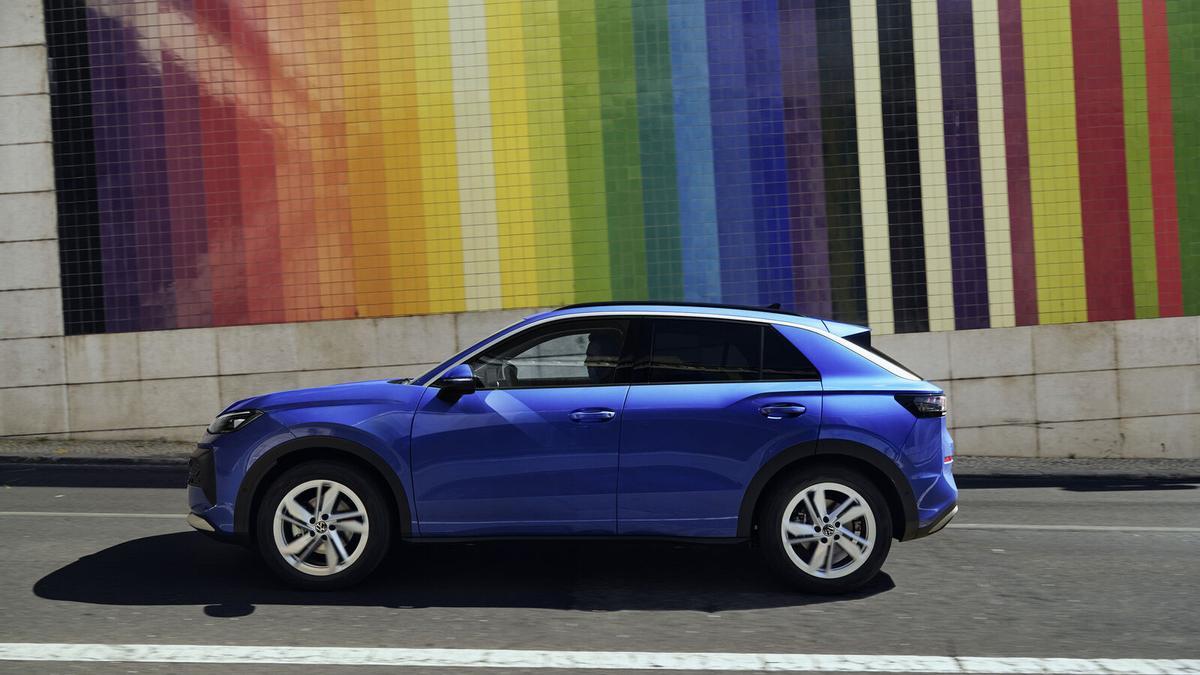 El nuevo modelo de Volkswagen T-Roc en azul.