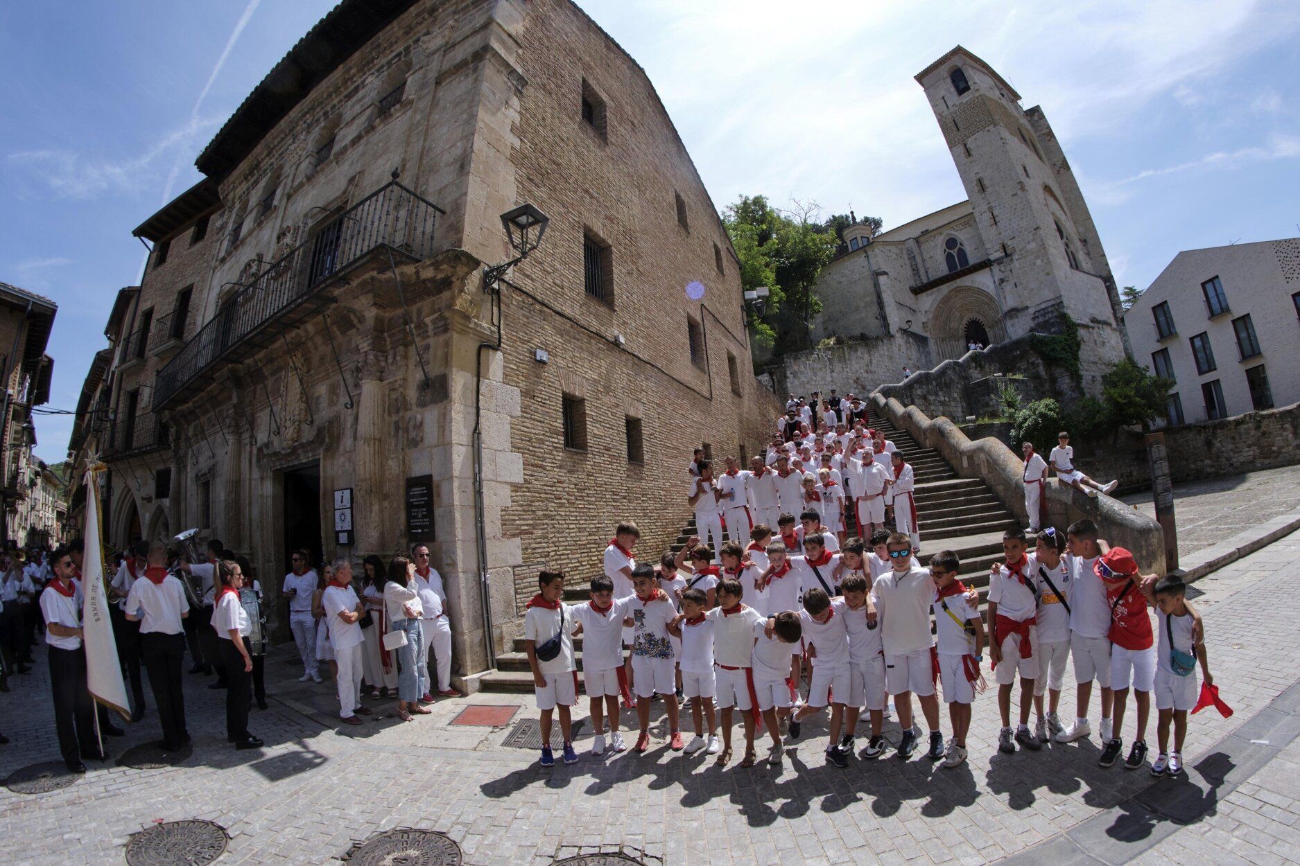 Fotos de la procesión y la pañuelada de este domingo en fiestas de Estella-Lizarra