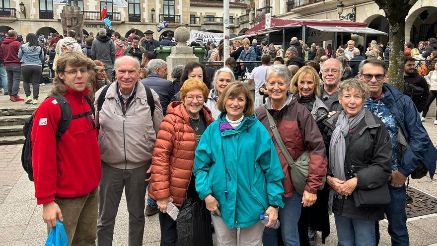 Turistas senior de EE. UU. descubren por sorpresa la feria del Último Lunes de Gernika