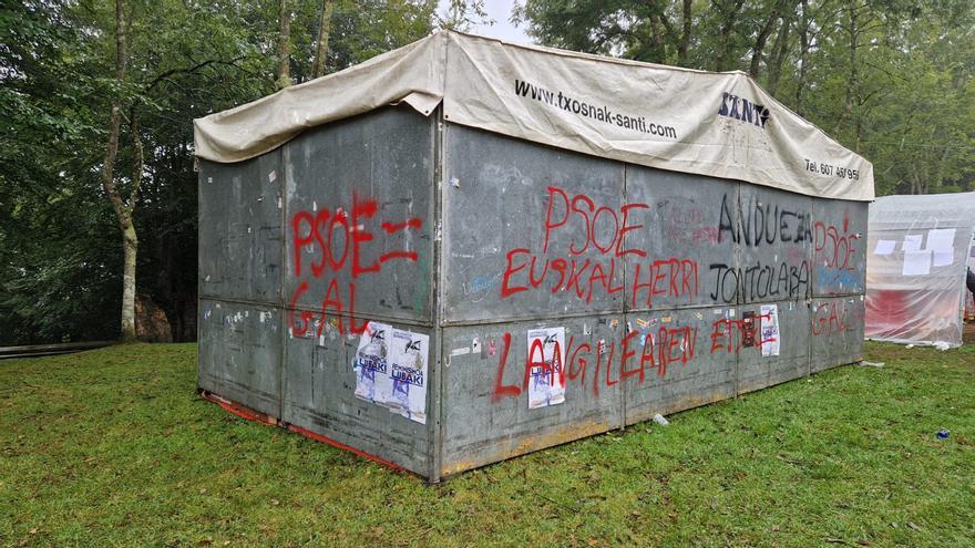La txosna del PSE-EE de Eibar aparece cubierta de pintadas en las fiestas de Arrate un año más