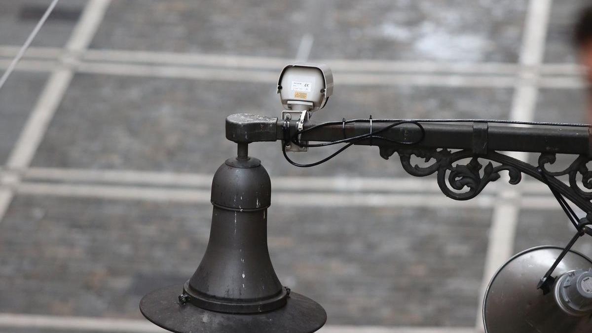 Una cámara en medio de la calle Estafeta.