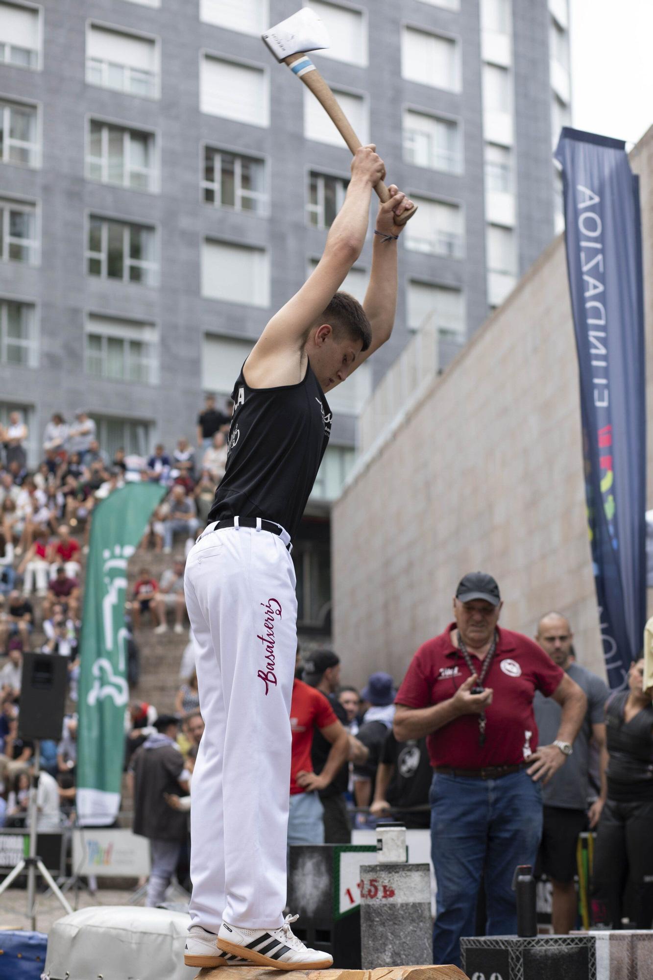 En imágenes: El torneo Virgen Blanca de Herri Kirolak se adueña de la Plaza de Los Fueros