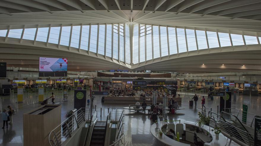 El aeropuerto de Bilbao no ahueca el ala y continúa volando alto