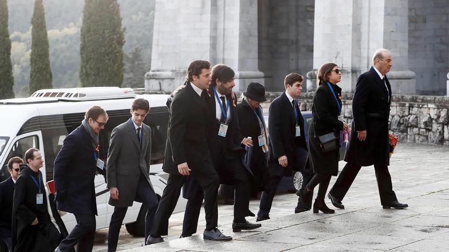 Los familiares de Franco, acompañados por el prior de la basílica del Valle de los Caídos, Santiago Cantera, acceden al templo para asistir a la exhumación de los restos del dictador