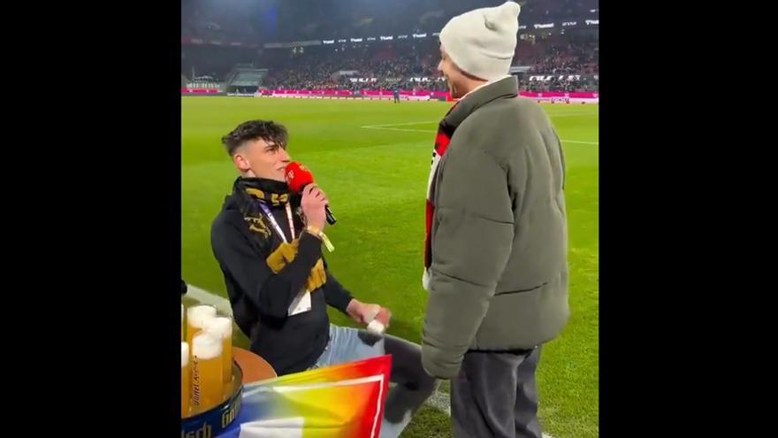 Un árbitro pide matrimonio así a su novio en la previa de un partido de la Liga alemana
