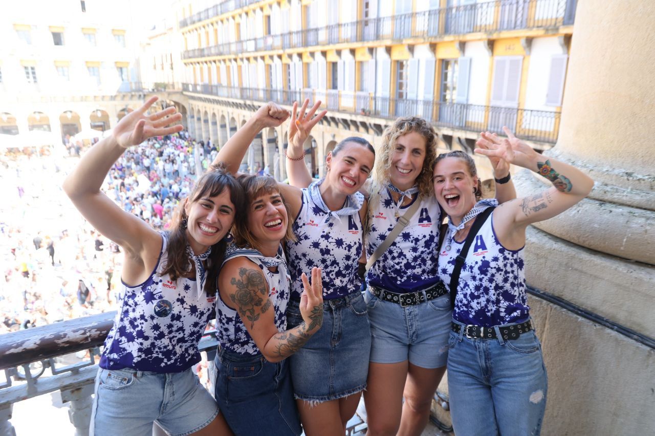 Recibimiento a Donostia Arraun Lagunak en la plaza de la Constitución
