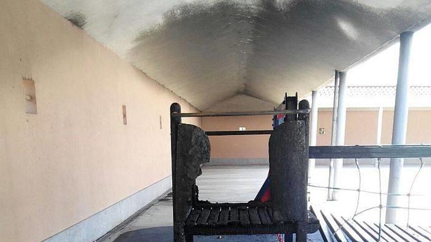 Queman los columpios del patio del colegio Etxegarai de Basauri