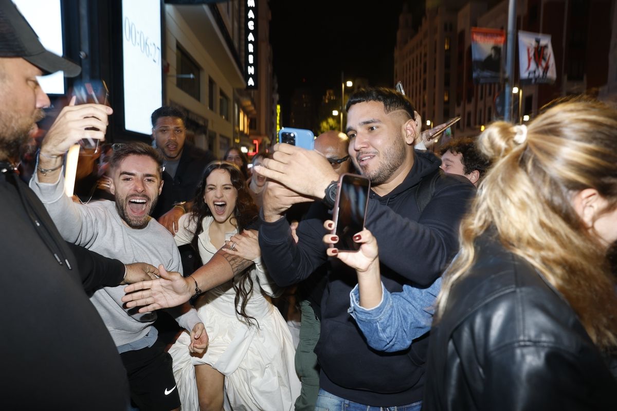 Rosalía presenta su disco en las pantallas de Callao y desaparece entre miles de fans