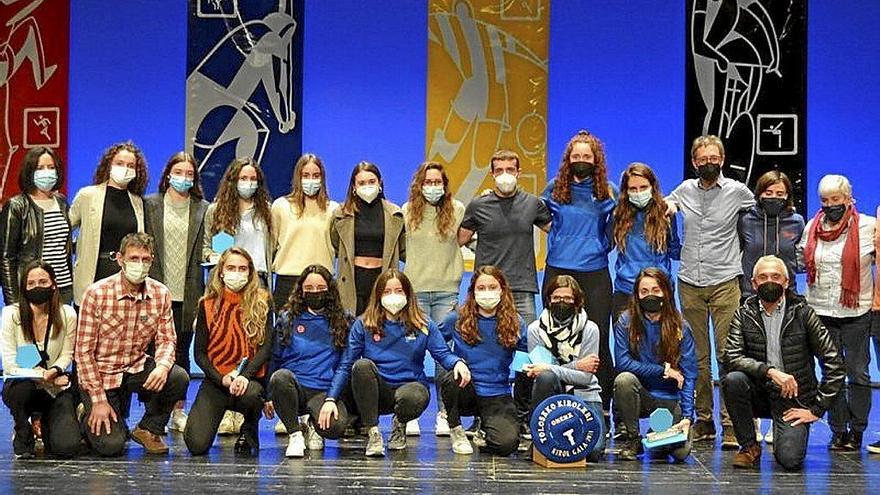 Irati Lacunza recibe la txapela a la mejor deportista en Tolosa
