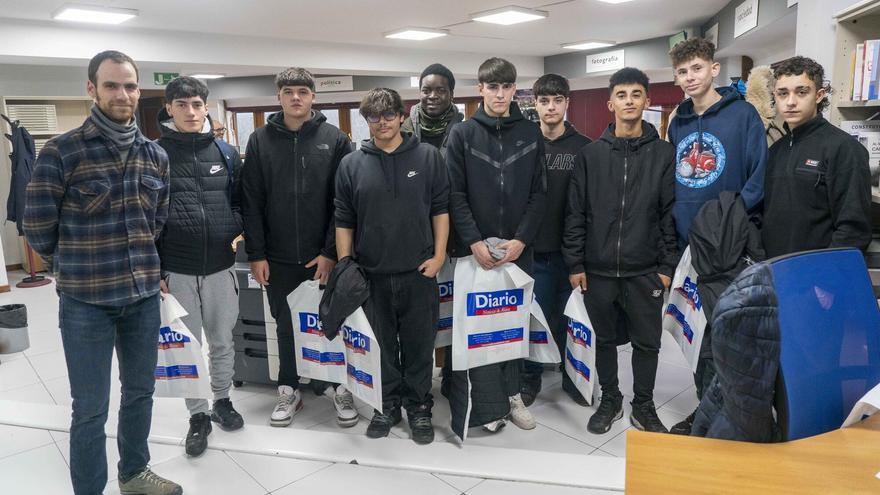 En imágenes: Los alumnos de EPA El Carmen visitan Diario de Noticias de Álava