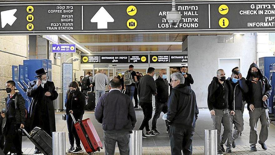 Pasajeros en el aeropuerto internacional de Ben Gurion, en Tel Aviv, donde se ha producido el control policial Pasajeros en el aeropuerto internacional de Ben Gurion, en Tel Aviv, donde se ha producido el control policial