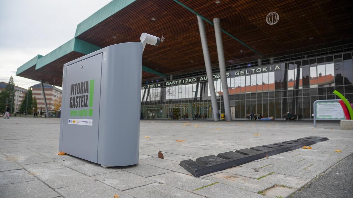 Punto para bicicletas eléctricas en la estación de autobuses de Vitoria.